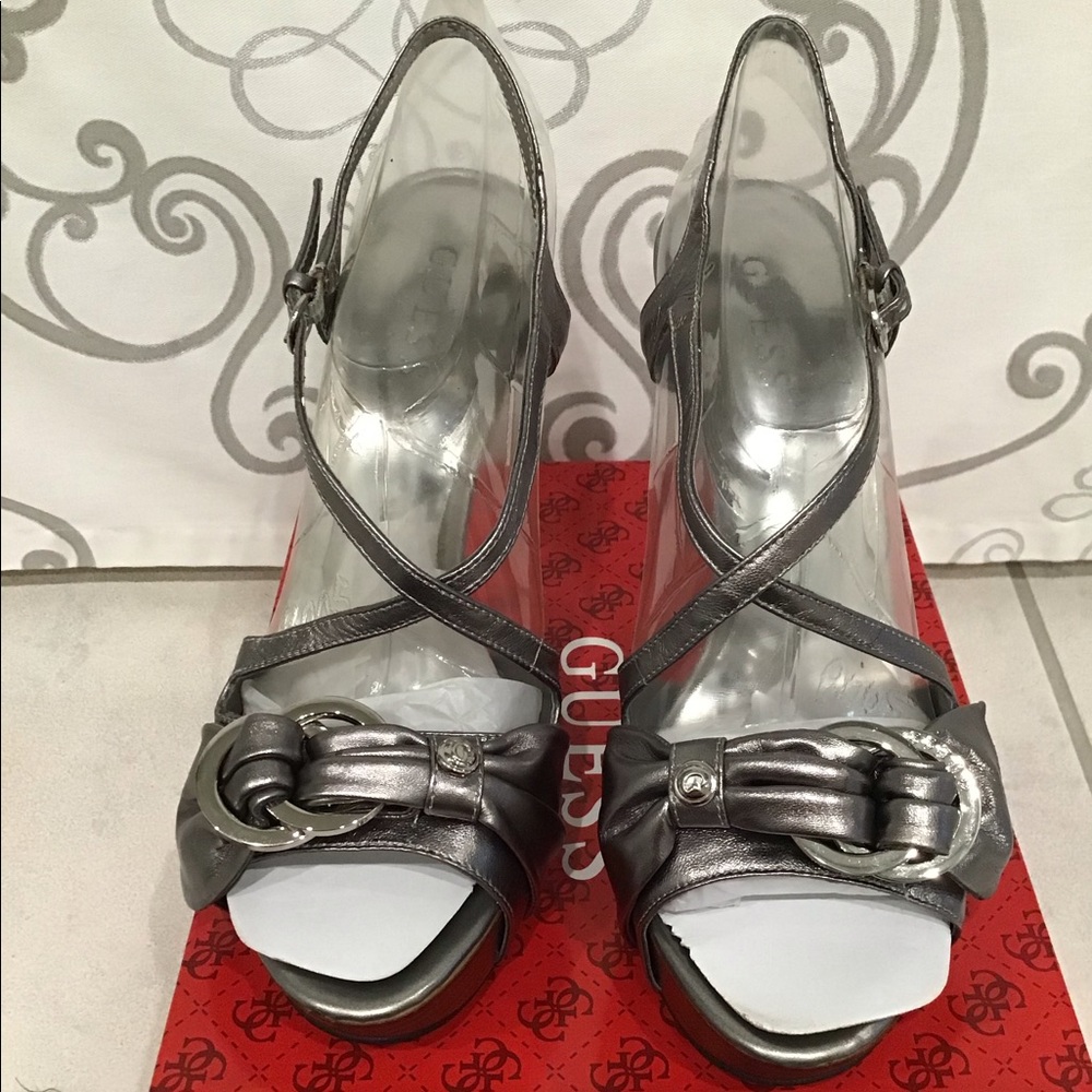 High heel open toes sandal with straps.